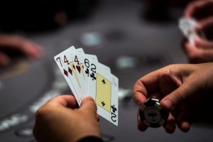 Poker có luật chơi rõ ràng bắt buộc người chơi tuân thủ nghiêm túc